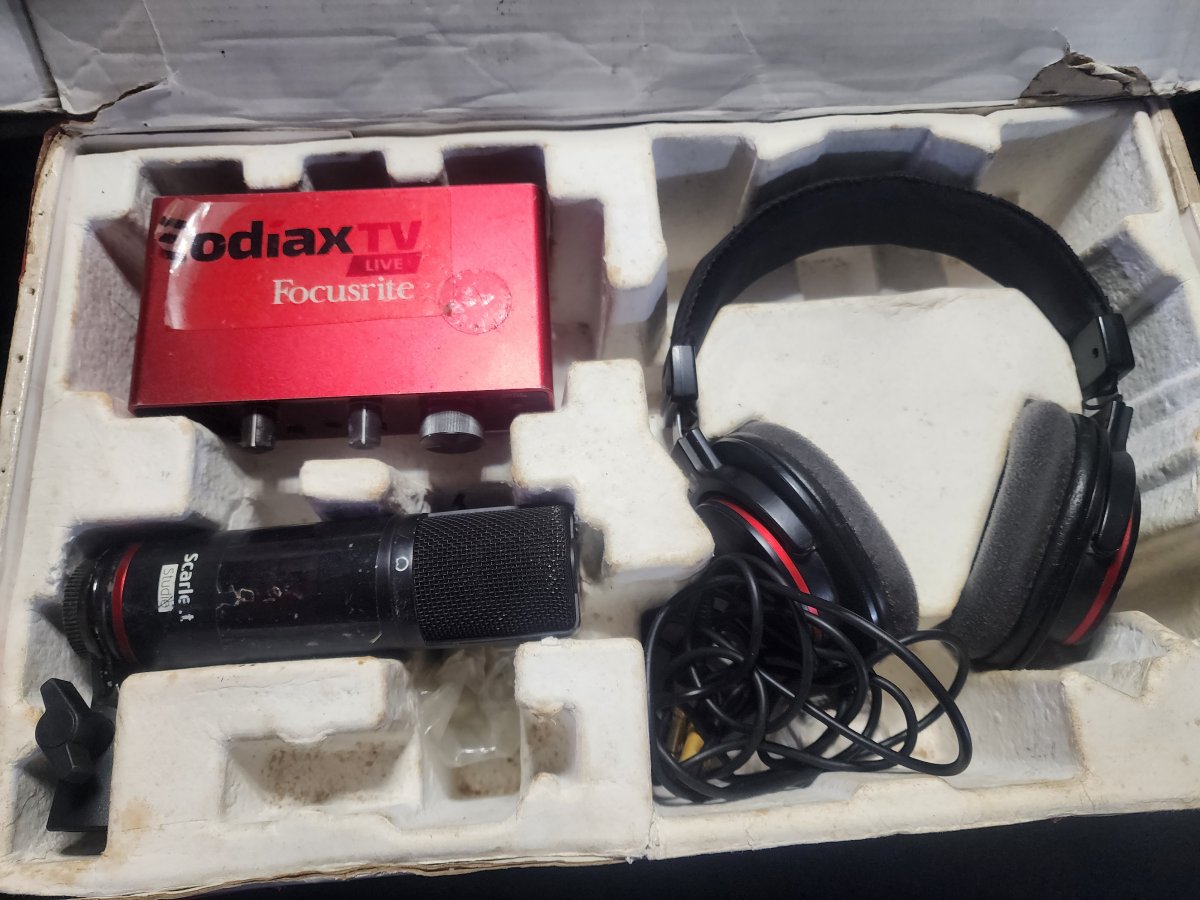 SCARLETT FOCUSRITE 2i2 SOUND CARD FULL SET